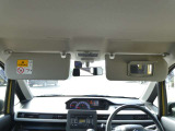 運転席にサンバイザー裏にはバニティミラーが備わっていますので、車の外に出る前にパパッと身だしなみをチェックすることができて便利ですよ♪