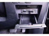 コンソール右側にETC車載機が格納されています。高速道路の料金所もスムーズに通過出来ます。