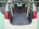 後席を倒せば、ゴルフバッグも余裕で積める広々とした荷室に。床面が低くフラットなので、家具など大きな荷物も安定して載せられます。操作もワンアクションで、簡単です。