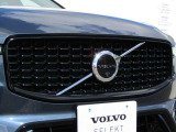 時代に合わせて変化するエンブレムデザイン。センターを斜めに大きく横切るラインと黒地に銀のアイアンマーク、これが最新ボルボのキャラクターアイコンです。エンブレムにはフロントカメラを内蔵しています。