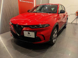 3連装LEDユニットが奏でるデイタイムランニングライトのライン。昼夜を問わず常に点灯し、対向車や歩行者、サイクリストからの被視認性を高め、事故発生のリスクを低減します。