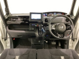 車内は光触媒抗菌消臭施工済です。スタイリッシュなデザインでスポーティなインパネ周りを演出します。グローブボックスやカップホルダーのほかにトレーなどたくさんの収納スペースが付いています。