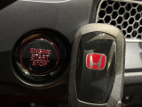 【Hondaスマートキー】カバンやポケットに入れたままでもドアの施錠・解錠が可能なスマートキーを装備。エンジンのオン・オフ時もカギを取り出す必要が無いからとっても便利です♪