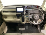 車内は光触媒抗菌消臭施工済です。インパネ周りはスタイリッシュなデザインで機能や装備も充実しています。グローブボックスやカップホルダーのほかにトレーなどたくさんの収納スペースが付いています。