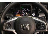 ハンドル左側にはオーディオ操作が出来るオーディオリモートコントロールスイッチ、右側にはHondaSENSINGとオートクルーズスイッチを装備!長距離運転や高速道路の運転では大活躍です!