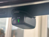 事故やあおり運転などの際に状況を記録するドライブレコーダーが付いています。