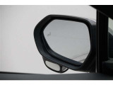 隣車線を走る車両をレーダーで検知し、ドアミラーでは確認しにくい後側方エリアに存在する車両に加え、急接近してくる車両も検知します。車両を検知するとドアミラーに搭載されたLEDインジケーターが点灯します。