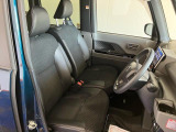 フロントベンチシートが運転席足元もゆったり、広々快適です、助手席へのウォークスルーも楽々可能ですよ☆