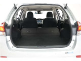 後席を倒すと広いラゲージスペースになります。