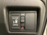 左側電動スライドドアは運転席からでも操作ができるように、ハンドル付近に開閉の操作スイッチが付いています。