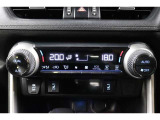 運転席と助手席、それぞれ温度調節ができ、オールシーズン快適なオートエアコンとなっております!
