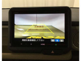 後方の視界を確保するバックカメラを装備