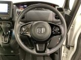 ハンドルにHondaセンシング系のクルーズコントロールやレーンキープアシストなどのスイッチと、オーディオの操作スイッチが装備されています。ハンドルから手を離さず安全に操作できます。