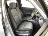 フロント広々、セパレートシートの運転席は、ハイトアジャスターが付いているので、快適にドライブができます。ハンドルはテレスコピック機能で、ハンドル位置を上・下・手前・奥に調節できます。