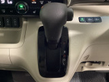 CVT車のセレクトレバーです。低速から高速まで、変速ショックのないスムーズな走りを実現するとともに、エンジン効率のよい領域を維持することで燃費にも貢献します。