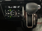 インパネにシフトレバーがございます^^空間を広く使うことができ、ハンドルにも近いため操作性にも優れています☆