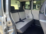 後席もゆったりくつろげる広さ!長距離ドライブも楽しめます。