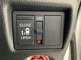 左側電動スライドドアは運転席からでも操作ができるように、ハンドル付近に開閉の操作スイッチが付いています。
