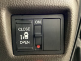 左側電動スライドドアは運転席からでも操作ができるように、ハンドル付近に開閉の操作スイッチが付いています。