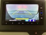 バックでの車庫入れも安心です! リアカメラが付いているバックモニター付のナビを装備しております。操作線もついており距離感も画面から確認できます。
