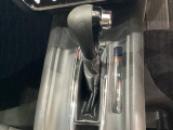 CVT車のセレクトレバーです。低速から高速まで、変速ショックのないスムーズな走りを実現するとともに、エンジン効率のよい領域を維持することで燃費にも貢献します。