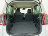2列目シートを倒すことで、大変広いラゲッジスペースとなります。大きな荷物を積んだりと様々な用途にご利用いただけます。