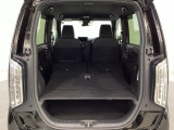 リアシートの背もたれを倒してさらに広々としたトランクスペースになります。段差も少なく荷物の出し入れもしやすくなっています。