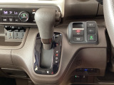 シフトはインパネシフト、パーキングブレーキは電子制御となっています。