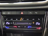 タッチコントロール式エアコンパネル。2ゾーンフルオートエアコン。運転席、助手席それぞれ独立して温度管理が可能です。花粉やダストを除去するフレッシュエアフィルターも装備され、クリーンな室内環境を保ちます
