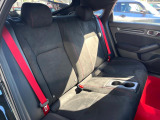 後部座席も気になるようなキズ・汚れやへたり等、大きなダメージはなく、良好な状態です。