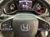 ハンドルにHondaセンシング系のクルーズコントロールやレーンキープアシストなどのスイッチと、オーディオの操作スイッチが装備されています。ハンドルから手を離さず安全に操作できます。