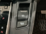 セレクトレバーの横に電子制御パーキングブレーキがあります。スイッチひとつで、停車した地点の傾斜などをシステムが検知・判断してブレーキ力を自動的に最適制御し、しっかり停車できるパーキングシステムです。
