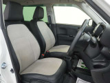 運転席のスペースはゆったりしていて、視界も広く確保されているので普段の運転からロングドライブまで快適です。