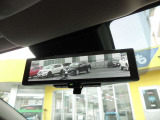 スマートルームミラーを装備しております。バックドアにカメラがついているので荷物を積んでいる場合や人を乗せていても視界良好です