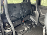 リアシートの座面をはねあげれば、横倒し出来ない背の高い荷物も載せられます。多彩なシートアレンジ!