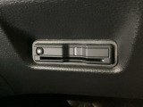 ハンドルの左下にETCがついています。高速道路の料金所の通過も楽々です。 カードの取り出しもしやすい場所についています。