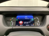 デジタル表示のスピードメーターとタコメーター、燃費やオドメーターなどの表示の他に、ホンダセンシング機能などの表示もできる多機能なマルチインフォメーション・ディスプレイです。
