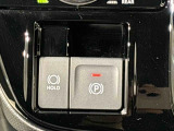 指先だけで簡単に操作が可能な電動パーキングブレーキを採用。「HOLD」スイッチを押すと、渋滞や信号待ちなどでブレーキペダルから足を離しても、ブレーキを保持するので安心です