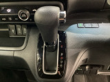 CVT車のセレクトレバーです。低速から高速まで、変速ショックのないスムーズな走りを実現するとともに、エンジン効率のよい領域を維持することで燃費にも貢献します。