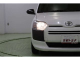存在感のあるヘッドライトは暖色系で対向車にも優しい光のハロゲンです。ハロゲンはLEDと違い熱くなるので雪がライトに積もっても溶かしてくれます。オートハイビーム搭載で面倒なライトの切替えは不要です。