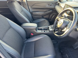 乗り心地の良いフロントシートです。足回りも広々としておりますので、長時間の運転も疲れづらいですよ。
