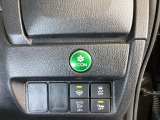 Hondaセンシング用のVSA(ABS+TCS+横滑り抑制)解除のメインスイッチなどはハンドルの右側に装備しています。燃費に役立つECONボタンもここです。