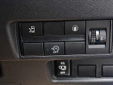 運転席の右側にはアイドリングストップ、ハンズフリーオートスライドドア等のスイッチがあります。