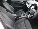 Audi正規ディーラーが高品質をお約束。高度な訓練・教育を受けたAudi専任メカニックが、100項目にもおよぶ精密な点検を実施いたします。すべてをクリアしたAudi車だけが、あなたのお手元に届けられるのです。