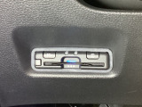 ハンドルの左下にETCがついています。高速道路の料金所の通過も楽々です。 カードの取り出しもしやすい場所についています。