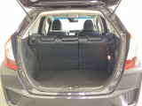 ラゲッジも広く使いやすいトランクは、開口部も広く荷物の積み下ろしもしやすいお車となっております。リアシートの背もたれは6:4の割合で分割して可倒できるので、長いお荷物などを載せることもできます。