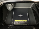 センターコンソールにはワイヤレス充電器を装備してます。Qi(チー)規格対応のスマートフォンなどを置くだけでワイヤレスで充電可能です。