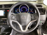 ハンドルにHondaセンシング系のクルーズコントロールやレーンキープアシストなどのスイッチと、オーディオの操作スイッチが装備されています。ハンドルから手を離さず安全に操作できます。