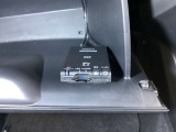 グローブBOX内のカードの取り出しもしやすい場所にETC(社外品)がついています。高速道路の料金所の通過もラクラクです!。