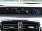 シンプルで見やすいデザインのメーターパネルです。車の情報が表示される大事な場所だからこそ見やすさが大切ですね。